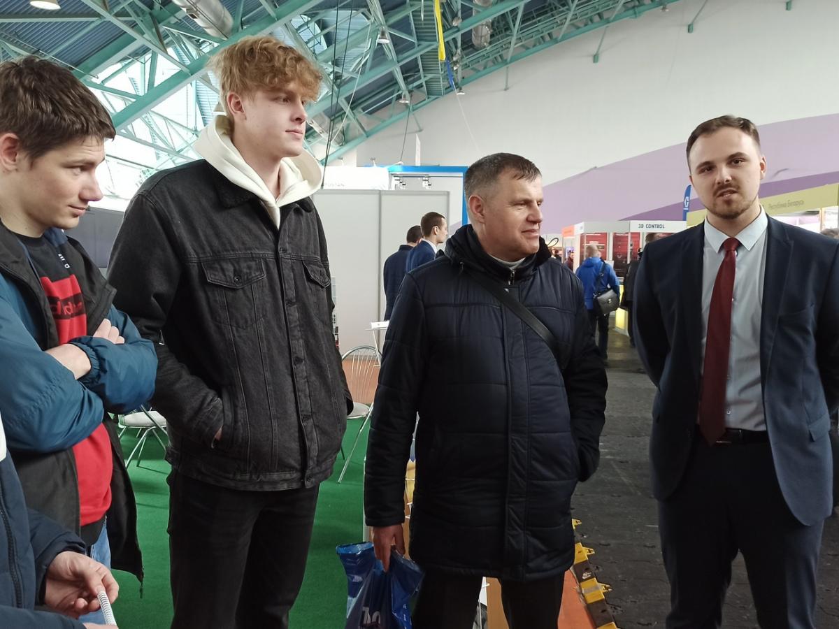 2.jpg Студенты группы 10305120, доцент кафедры «Технологическое оборудование» С. С. Довнар и заместитель главного инженера по перспективному развитию ОАО «Борисовский завод «Автогидроусилитель» М. М. Сучков